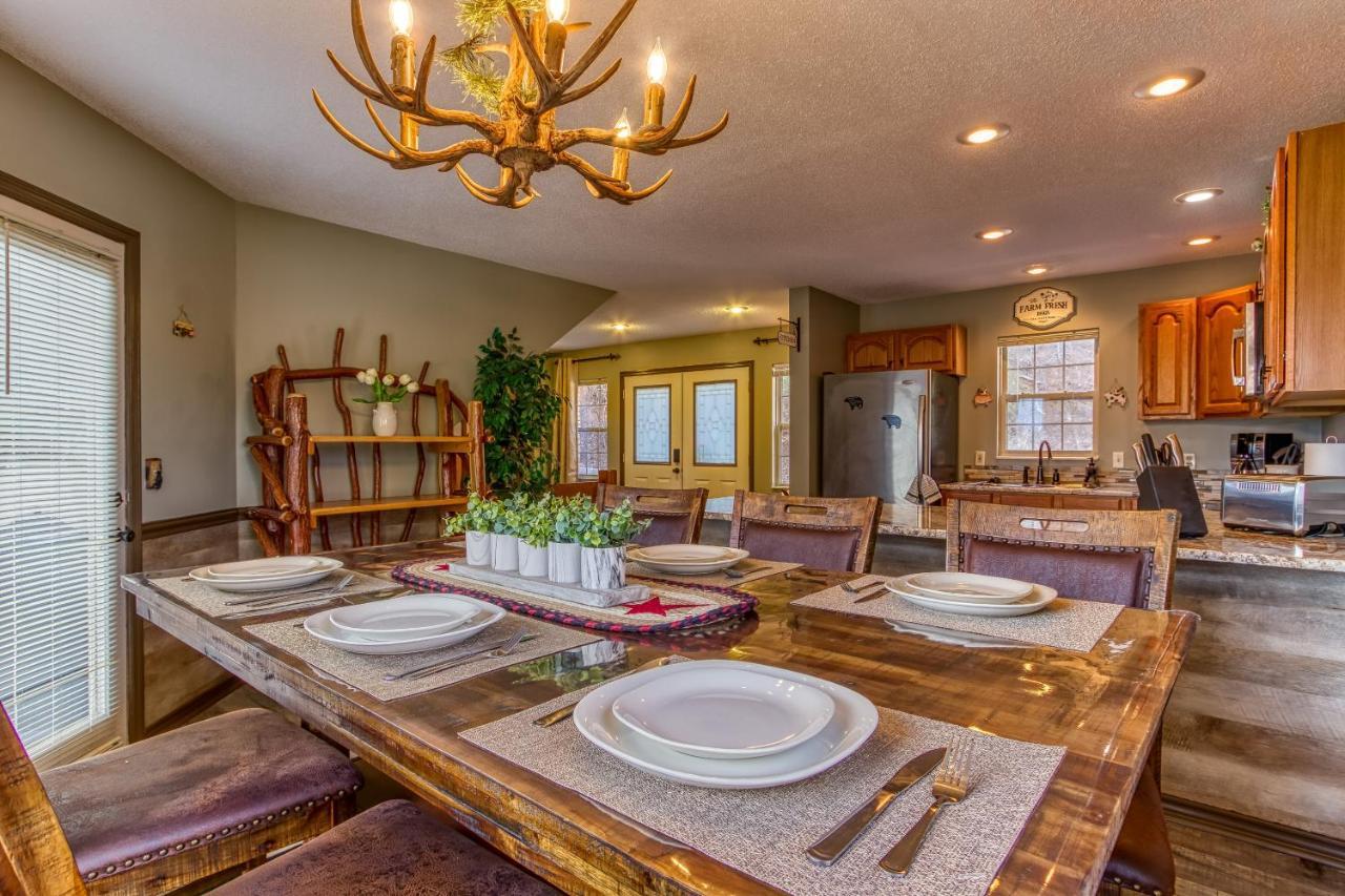 Tree Tops Retreat: Luxury Mountain Suites with Hot Tub and Bear Sightings Gatlinburg Exterior photo