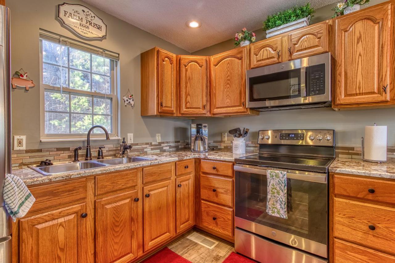 Tree Tops Retreat: Luxury Mountain Suites with Hot Tub and Bear Sightings Gatlinburg Exterior photo