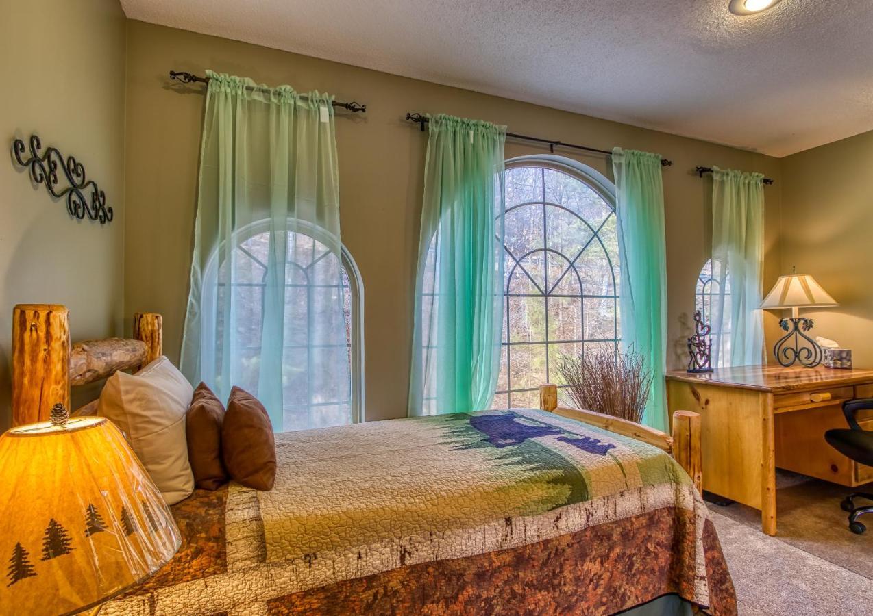 Tree Tops Retreat: Luxury Mountain Suites with Hot Tub and Bear Sightings Gatlinburg Exterior photo