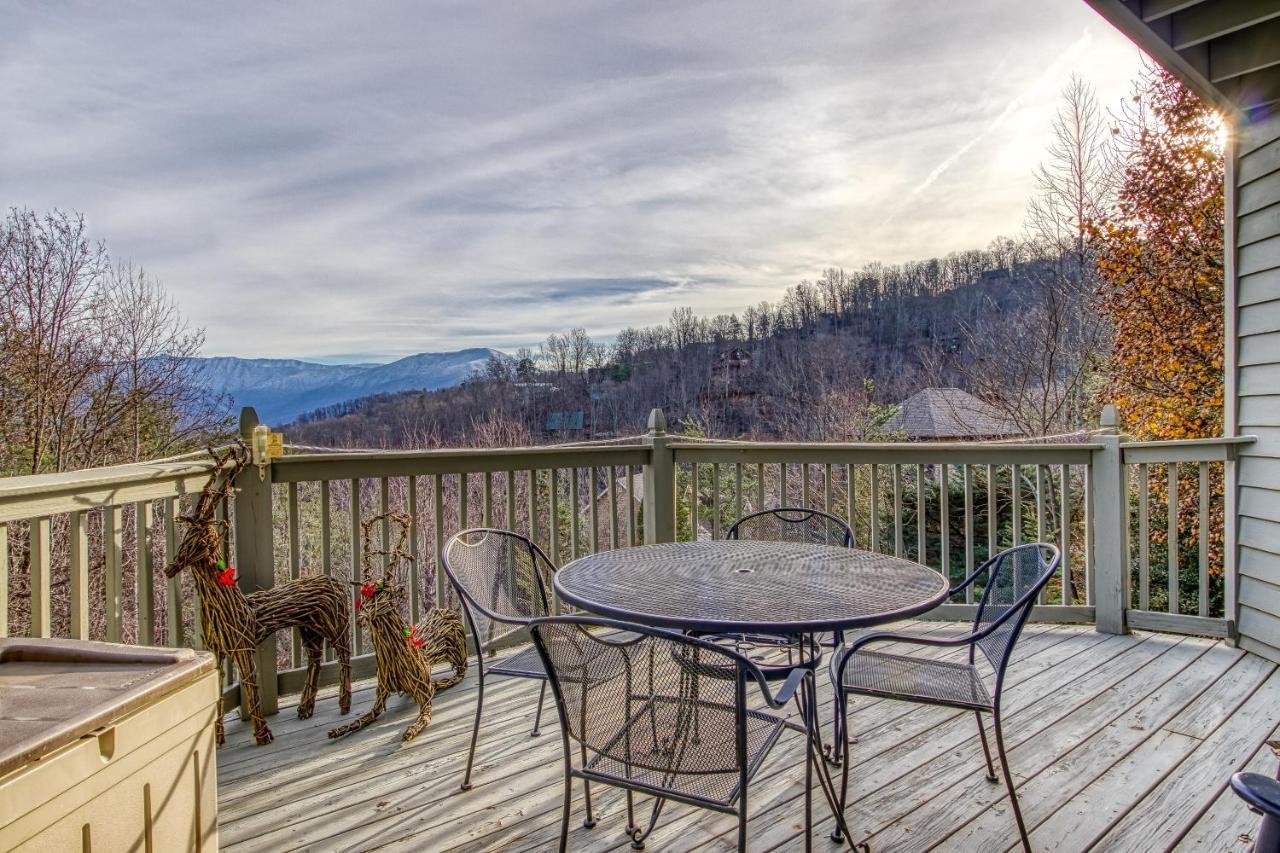 Tree Tops Retreat: Luxury Mountain Suites with Hot Tub and Bear Sightings Gatlinburg Exterior photo