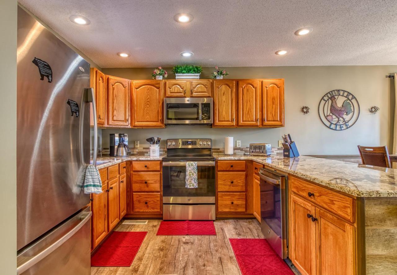 Tree Tops Retreat: Luxury Mountain Suites with Hot Tub and Bear Sightings Gatlinburg Exterior photo