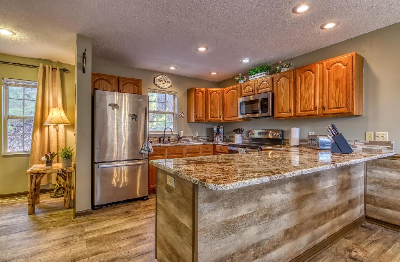 Tree Tops Retreat: Luxury Mountain Suites with Hot Tub and Bear Sightings Gatlinburg Exterior photo