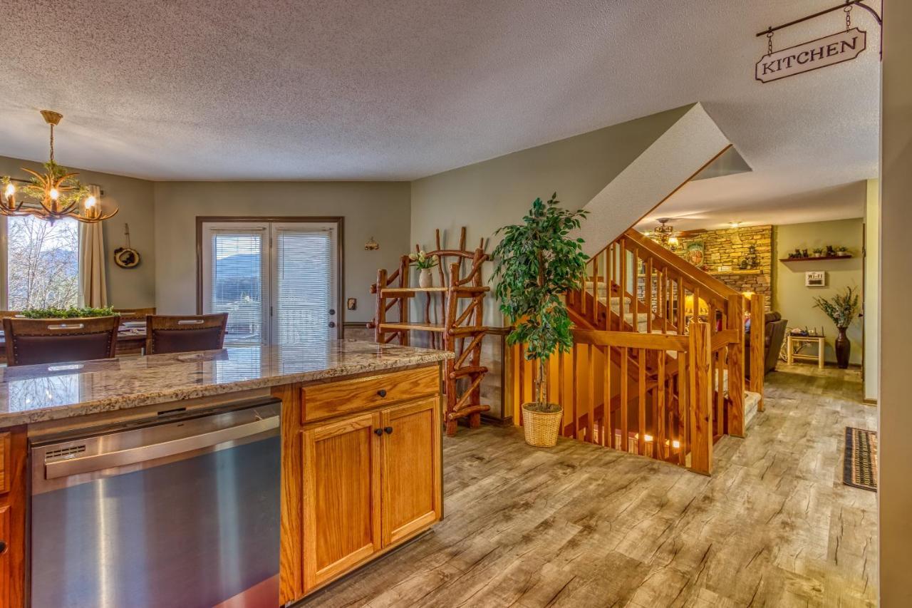 Tree Tops Retreat: Luxury Mountain Suites with Hot Tub and Bear Sightings Gatlinburg Exterior photo