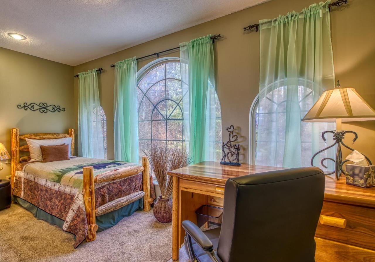 Tree Tops Retreat: Luxury Mountain Suites with Hot Tub and Bear Sightings Gatlinburg Exterior photo
