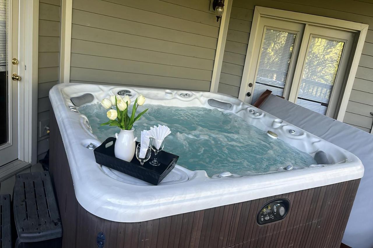 Tree Tops Retreat: Luxury Mountain Suites with Hot Tub and Bear Sightings Gatlinburg Exterior photo