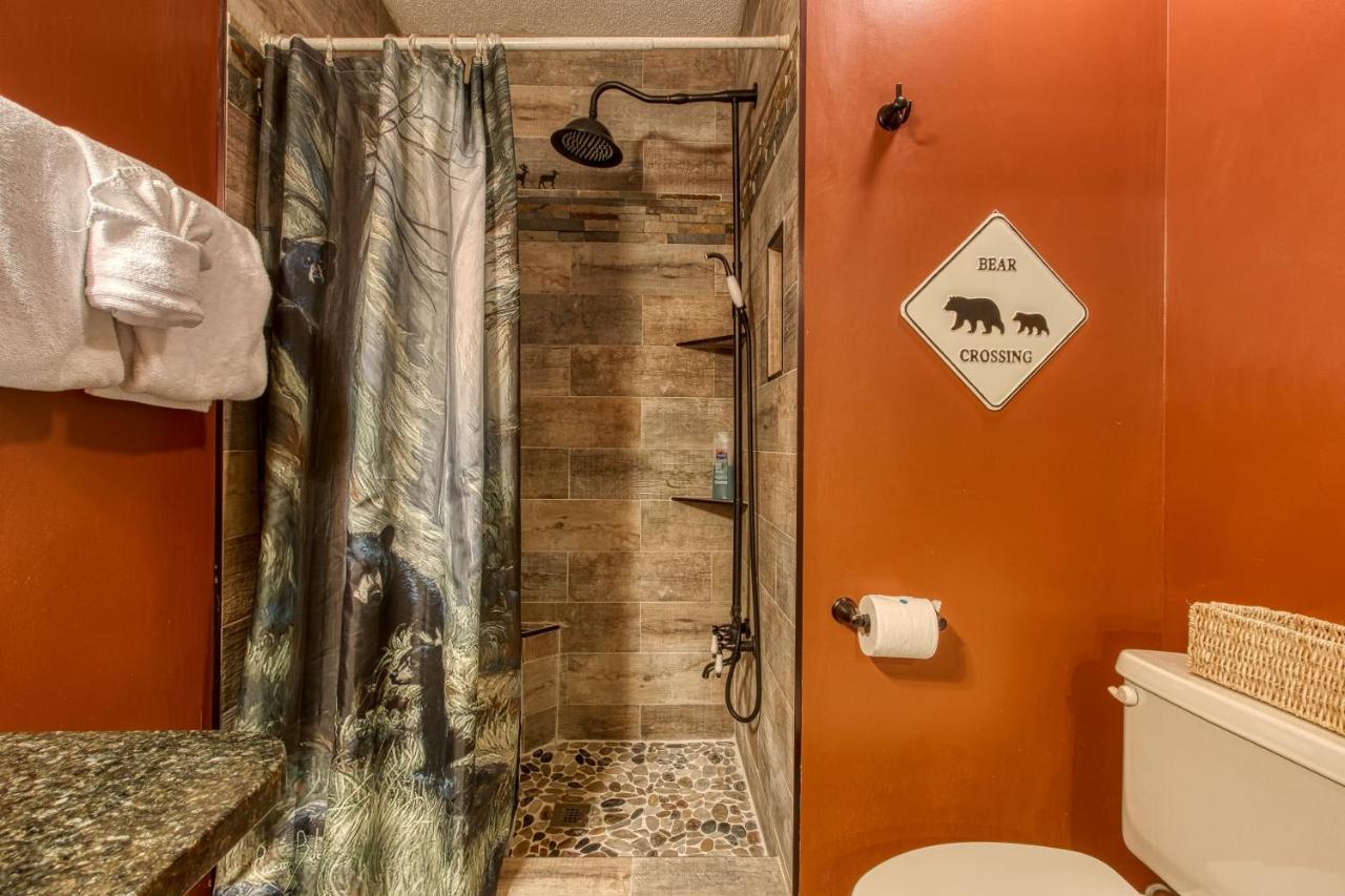 Tree Tops Retreat: Luxury Mountain Suites with Hot Tub and Bear Sightings Gatlinburg Exterior photo